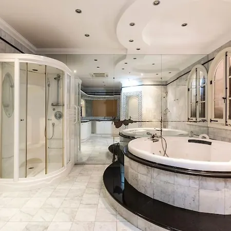 Spectacular With Pool And Tennis Court *