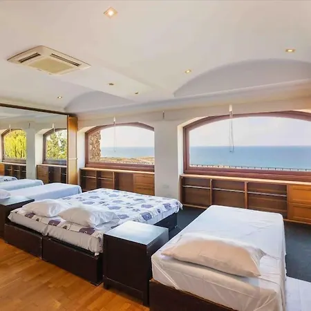 Spectacular With Pool And Tennis Court *