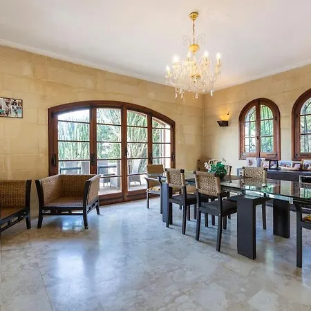 Villa Spectacular With Pool And Tennis Court