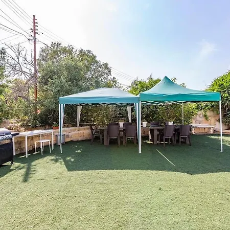 Spectacular With Pool And Tennis Court *