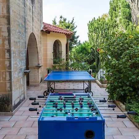Spectacular With Pool And Tennis Court *
