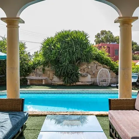 Spectacular With Pool And Tennis Court فيلة