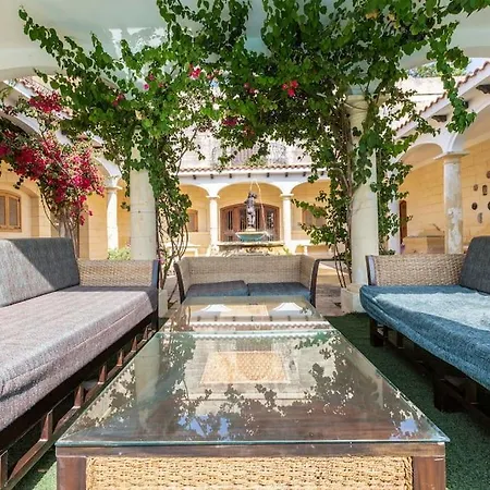 Spectacular With Pool And Tennis Court فيلة