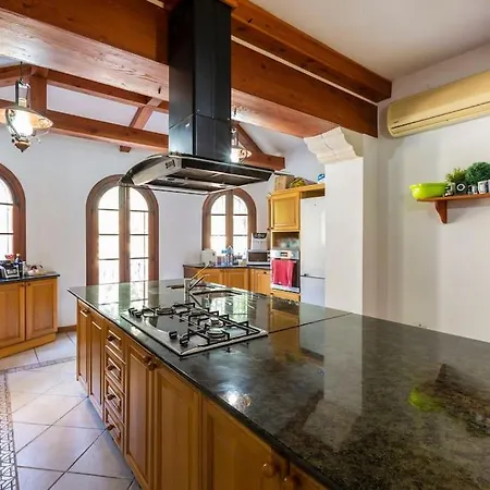 Spectacular With Pool And Tennis Court فيلة