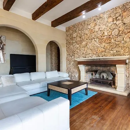 Spectacular With Pool And Tennis Court فيلة