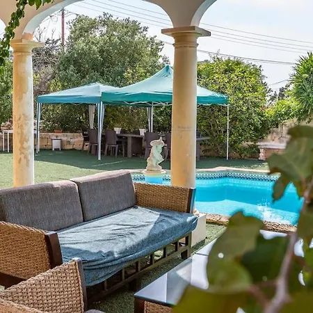 Spectacular With Pool And Tennis Court فيلة Madliena